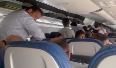 飛機滑行中!印度乘客全站起來「擠滿走道」 網驚:以為搭公車?