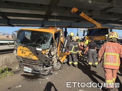快訊/蘆洲永安大橋拖吊車自撞「車頭全爛」 駕駛受困緊急送醫