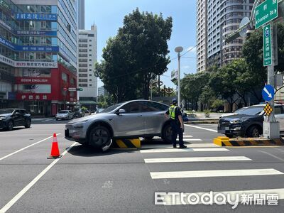 科博館前庇護島「3天被撞2次」特斯拉整輛騎上去 超糗畫面曝