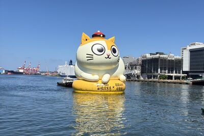 巨貓「黃阿瑪」進港 24日起展出兩個月歡慶基港建港400年