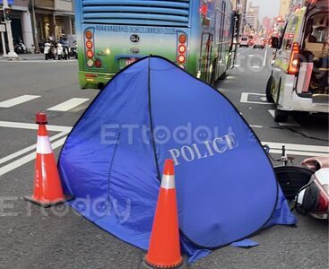 快訊/高雄重大車禍!遊覽車擦撞機車 女騎士當場慘死