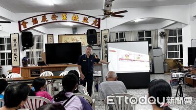 布袋警前進九江社區治安座談　互動擲骰寓教於樂護長者