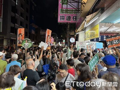 直擊／志工變人肉護欄！沈伯洋掃街擠爆　支持者喊「不能輸蔣萬安」