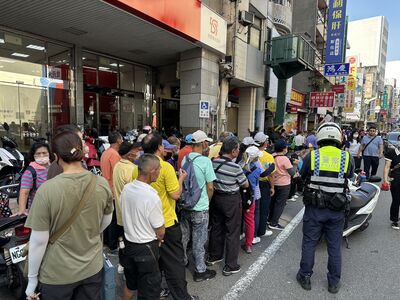 不二坊之亂再現「紅線違停斑馬線排隊」超混亂 警開26張紅單