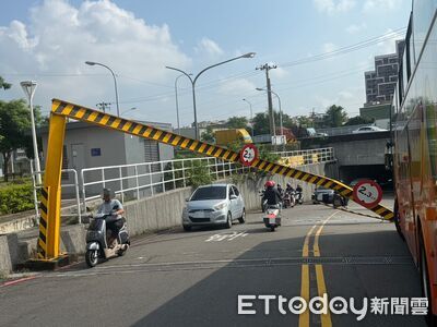 快訊/高雄仁武遊覽車「撞斷2.3米限高架」 上班族塞車陣崩潰