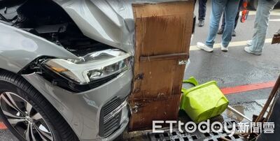 瑞典坦克擦撞機車再撞柱子「鐵皮插車頭」 駕駛身體不適釀禍
