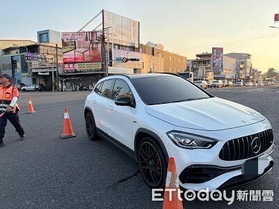 三寶賓士內車道右轉！女騎士慘遭擊落倒地受傷...警出手開罰