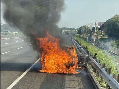 國1北斗段轎車停路肩「突然燒起來」恐怖畫面曝 駕駛離奇失蹤