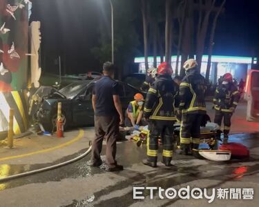 金門深夜車禍!男自撞瓊林圓環慘夾車內 送醫搶救仍不治