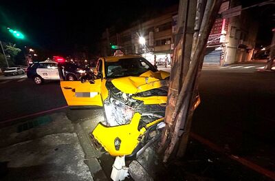 桃園小黃凌晨撞電桿車頭全毀　運將：精神不濟釀禍