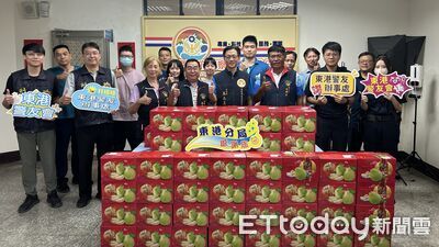中秋前送暖!東港警友會致贈文旦 慰勞堅守崗位警察