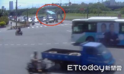 快訊/對決瞬間畫面曝!遊覽車猛撞限高桿 車頭爛毀波及騎士