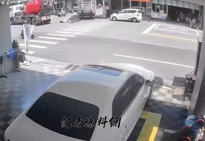 驚險畫面曝!單車女超物流車險沒命 擦撞水泥車幸運躲過死神