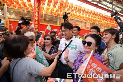 沈家人出動!沈伯洋重返老家五分埔掃街 越南阿嬤心疼選戰忙