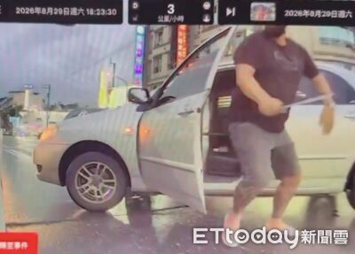 轎車搶左轉「特斯拉不肯讓」刺青男掏西瓜刀揮舞 暴走畫面曝