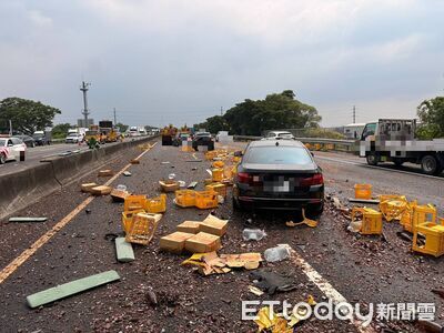 國3新化段聯結車撞護欄!雙向滿地碎裂啤酒瓶 波及13車4送醫