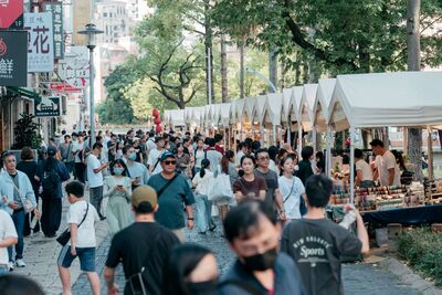 中秋到新竹護城河畔逛市集、吃烤肉 還有雜耍和大型氣偶
