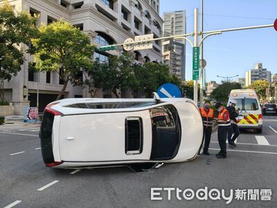 驚悚瞬間!北市休旅車撞行人庇護島側翻 73歲駕駛一度受困