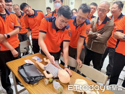 台南消防第一大隊辦EMT複訓 演練小兒急救與葉克膜送醫評估