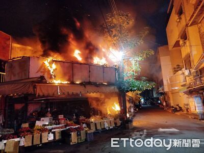 快訊／嘉義延平街住宅大火！火勢猛烈全面燃燒　消防3分隊出動