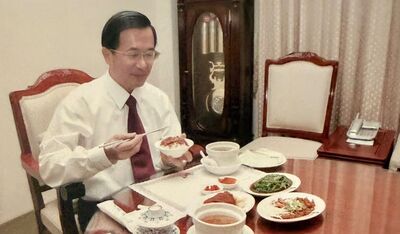 陳水扁曬總統就職舊照　力挺鬍鬚張喊話：別消費店家替自己加戲