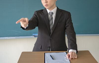 台版《鐵拳教育》 小學惡霸逼瘋優良老師、家長還濫訴