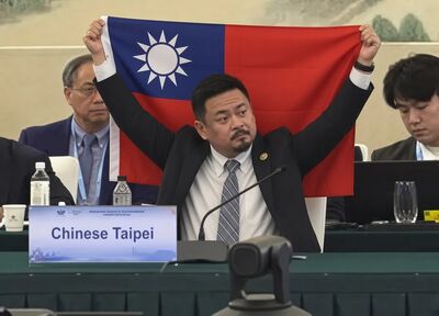 洪申翰APEC「高舉國旗」照片瘋傳 梁文傑也傻眼