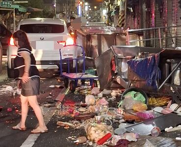 宵夜驚魂慘況曝!田中知名鵝肉攤遭撞毀 82歲翁開BMW出事釀1傷