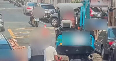 「擺拍詐保」慘了！怪手砸轎車謊報貨車肇事　拖13天報案仍露餡