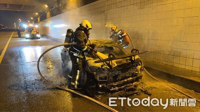 開半路突起火燃燒!台中保時捷「整台燒成廢鐵」 車主急逃生報警