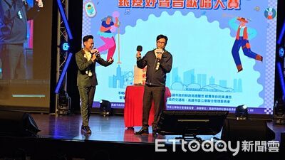 越拿越大支「卻沒聲音」陳其邁大玩麥克風哏　下秒悄被收走