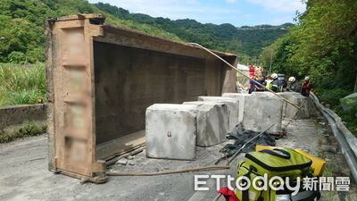 快訊／台62線聯結車翻覆！大型水泥塊散落　駕駛腿骨折送醫