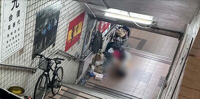 最狂街友!佔地下道「掛西裝烤全雞」 驚人身分曝:在台中有房