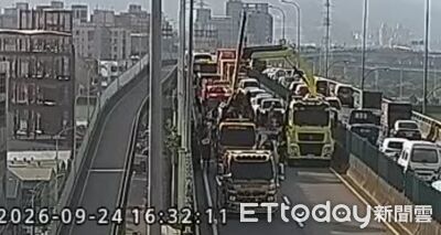 快訊/台64線汽車自撞護欄翻覆!三重往五股塞爆...緊急排除中