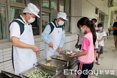 中秋午餐一人一顆麻豆文旦!黃偉哲與學生吃湯圓 復興國中啟用廚餘機