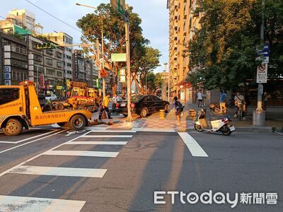 77歲駕駛左轉與機車相撞！加速衝人行道...撞石墩險衝進星巴克