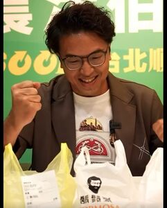 深夜大啖鬍鬚張！沈伯洋「盲吃」3家滷肉飯　「選舉一時美食一輩子」