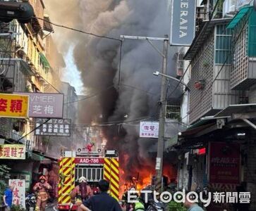 快訊/中秋連假第1天! 新莊金紙店全面燃燒「11人送醫」