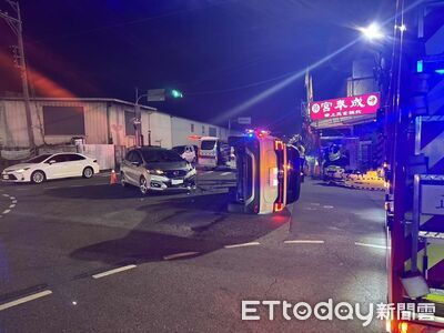台中路口離奇碰碰車...休旅車「定桿4秒」側翻　2駕駛受傷送醫
