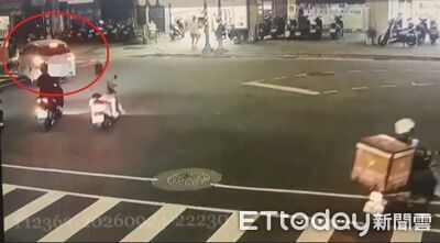 自小客左轉不禮讓!女慘壓車底哀嚎 熱心民眾抬車救人