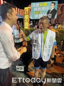 柯文哲飆鐵馬到湖口夜市 鄭朝方突現身合體小草掀騷動