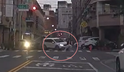 台南2車追撞!行人過馬路被撞飛倒地 驚悚影片曝光