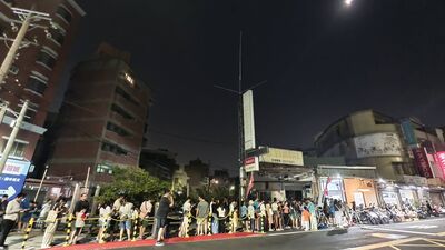 中秋夜「新竹街頭貪食蛇」人龍！　原因曝光
