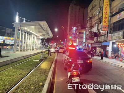 高雄休旅車撞自小客「衝進輕軌軌道」 害延誤30分鐘駕駛慘了