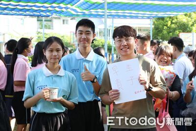 屏縣南榮國中教師節奉茶獻唱 傑出校友王哲謙捐百萬回饋母校
