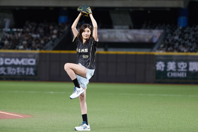 55歲蘇慧倫現身大巨蛋開球 「凍齡美貌太驚人」真實狀態全被拍
