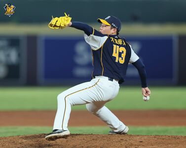 兄弟28歲大齡菜鳥大瀧幸治初登板!7球完美3上3下 紀念球送太太