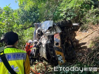 快訊/台東金針山砂石車失控墜谷「撞成廢鐵」 駕駛當場慘死