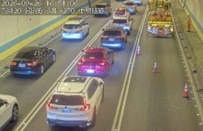 快訊/中秋連假第2天!國3南下中和隧道「3車追撞」 車流回堵5km