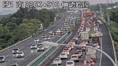 快訊/國1高科段5車「串燒式」連環撞 一度全線封閉狂堵6公里